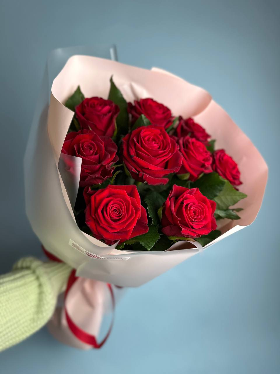 9 красных роз в упаковке (Кон Аморе)