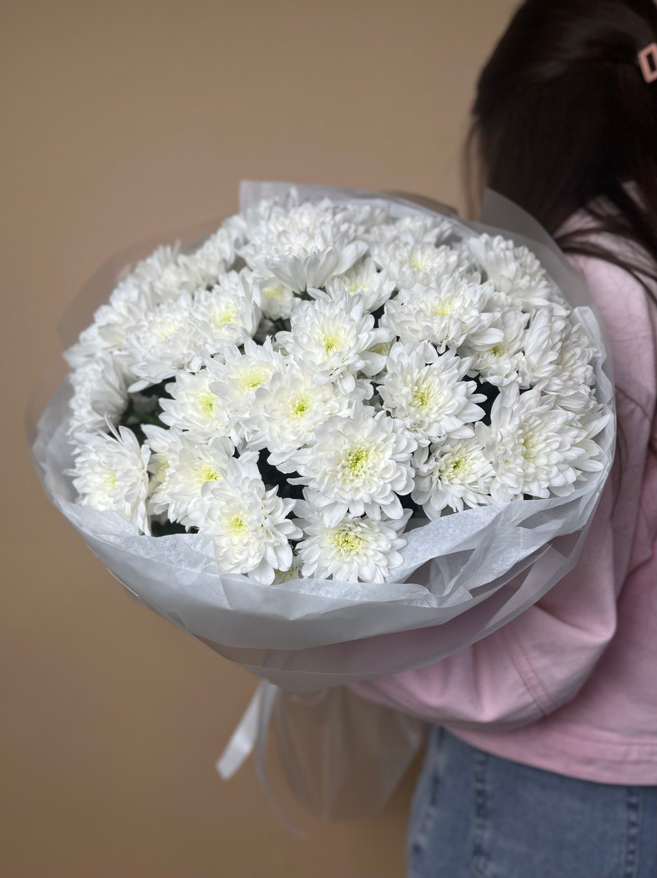 Моно-букет из 7 белых хризантем