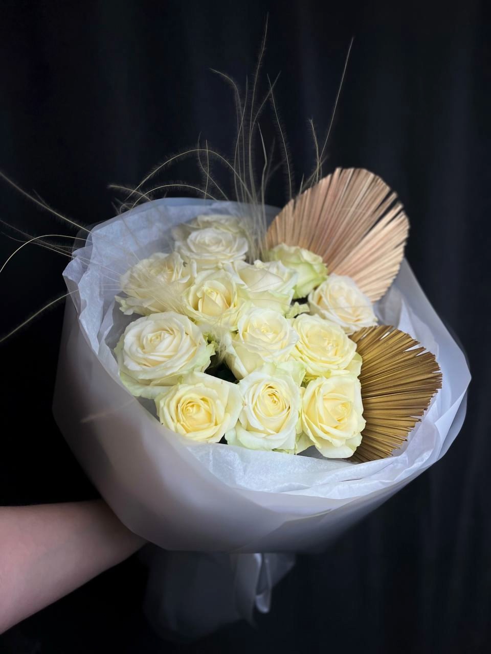 Моно-букет из белых роз