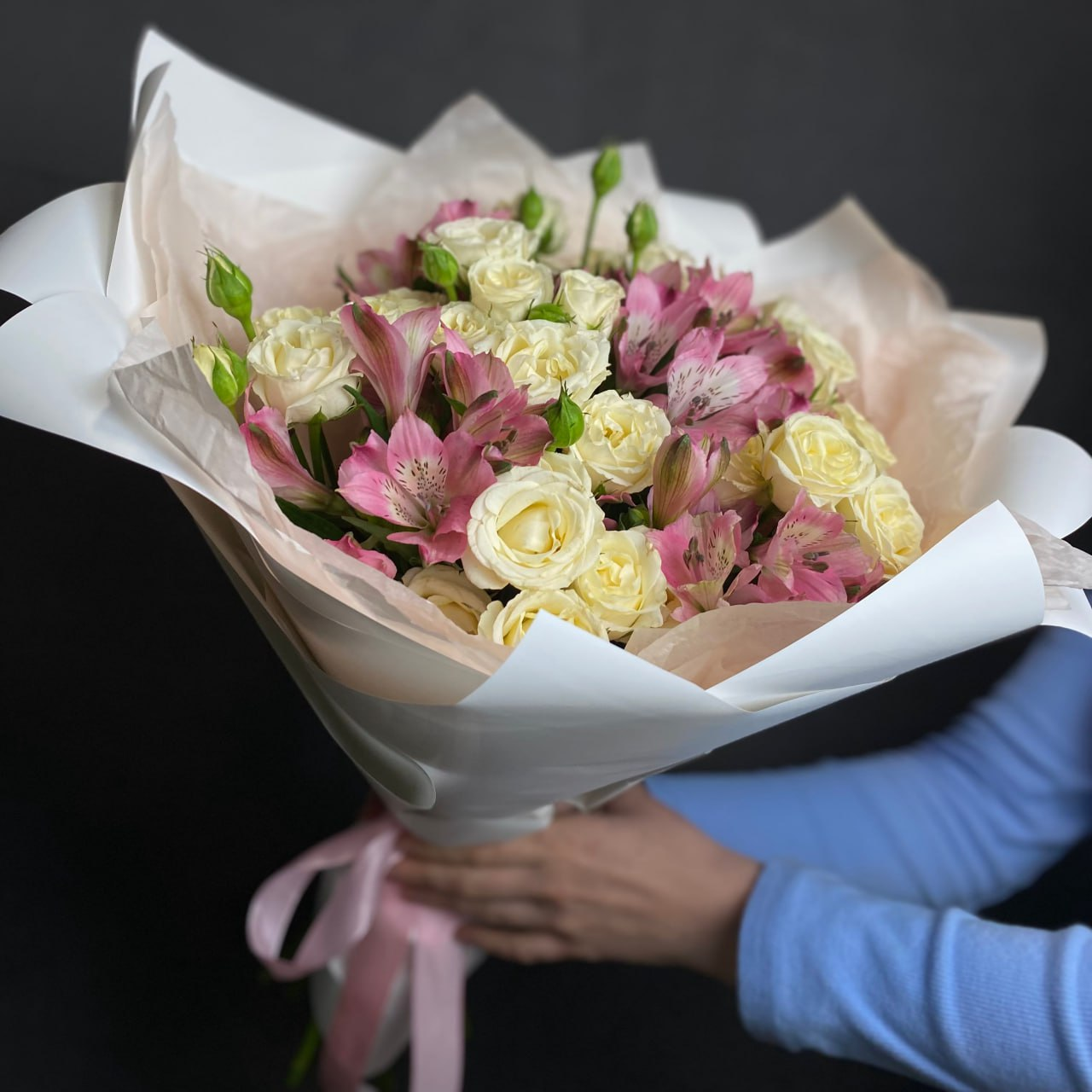 Дуо букет из кустовых роз и альстромерий