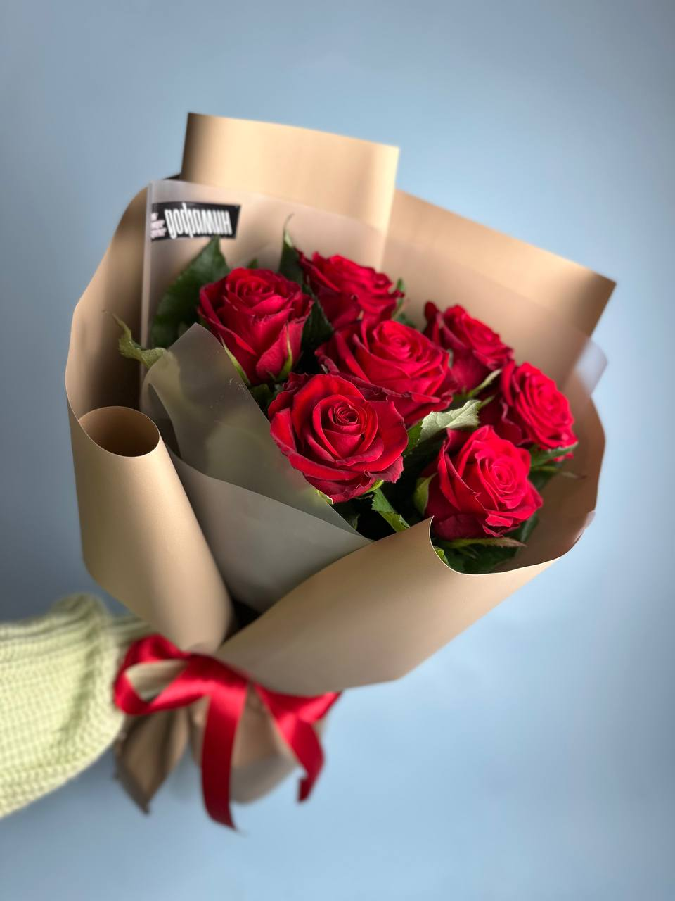 7 красных роз в упаковке (Ред Наоми)